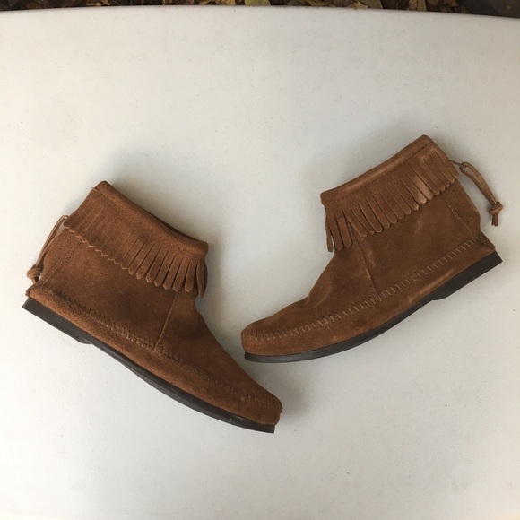 NEW Minnetonka Fringe Back Zip Bootie Brown - Picture 2 of 7